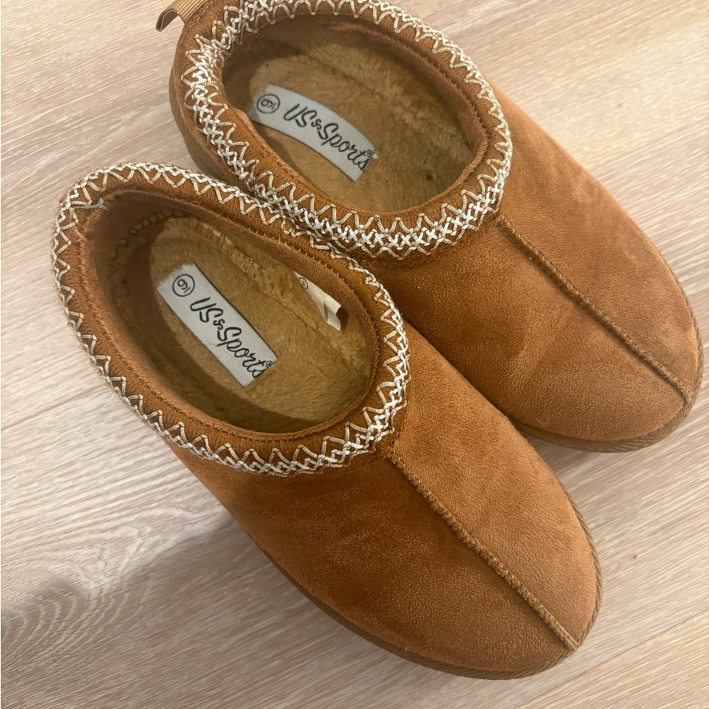 Women’s Tan Slippers